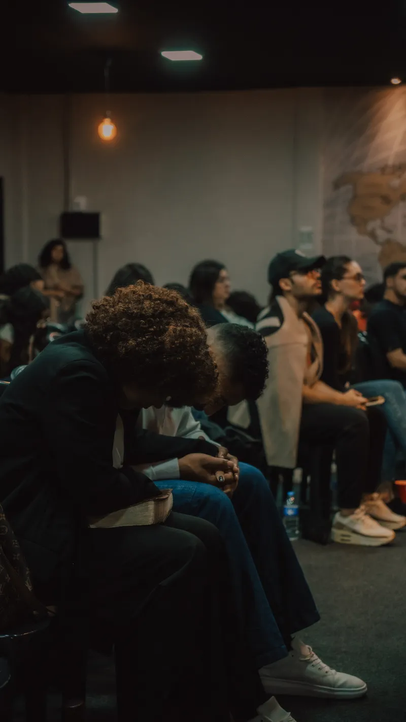 Comunidade da Casa de Filhos em culto